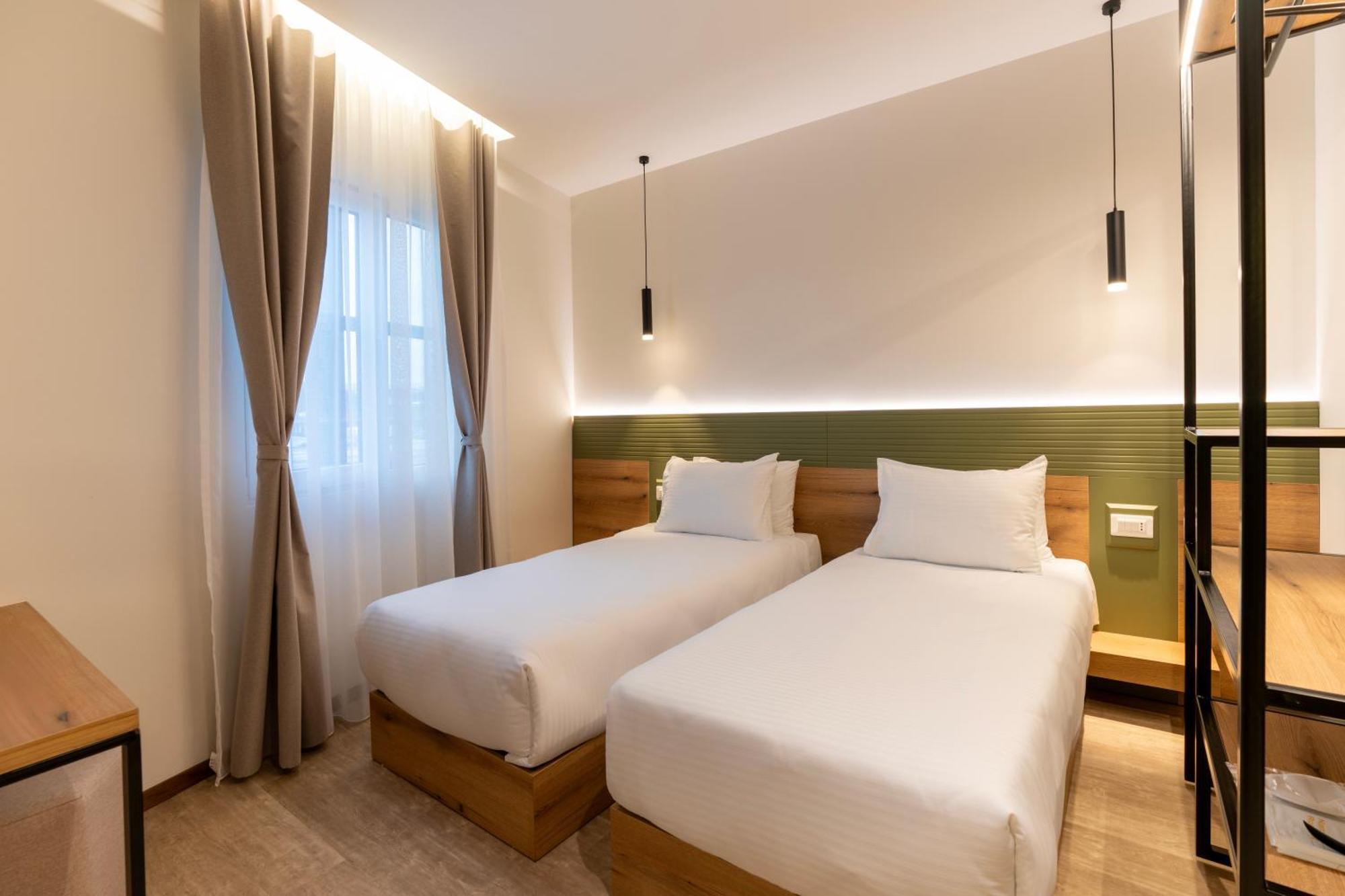 Star Hill Hotel Приштина Экстерьер фото